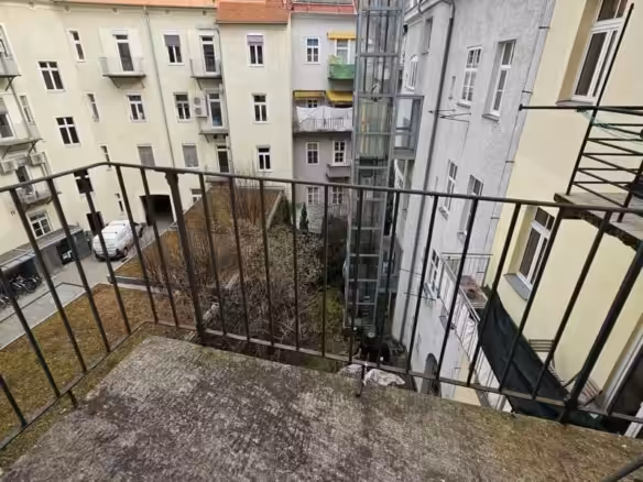 Balkon mit Blick in den begrünten Innenhof