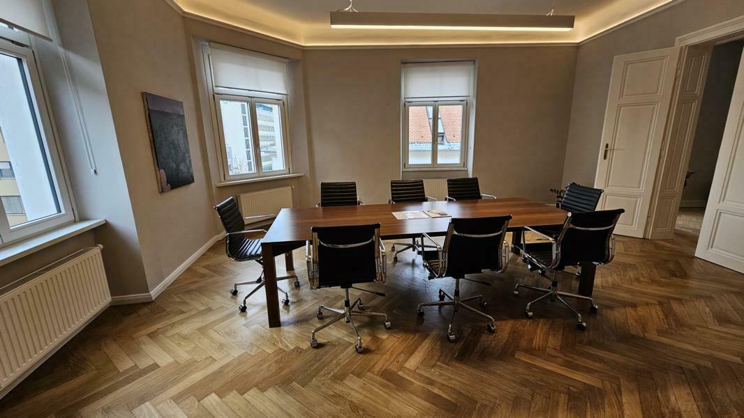 edler Besprechungsraum mit Satbparketten und Flügeltüren edler Besprechungsraum mit Satbparketten und Flügeltüren
