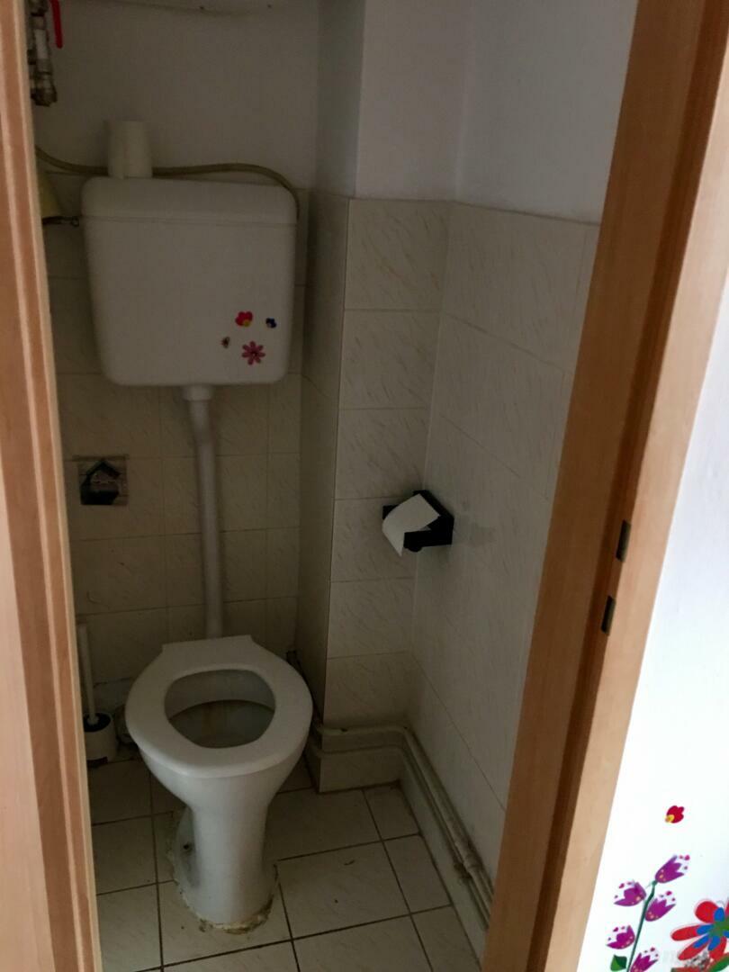 separates WC