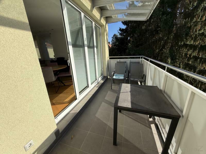sonniger Balkon - überdacht