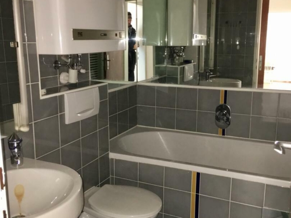 ins Badezimmer