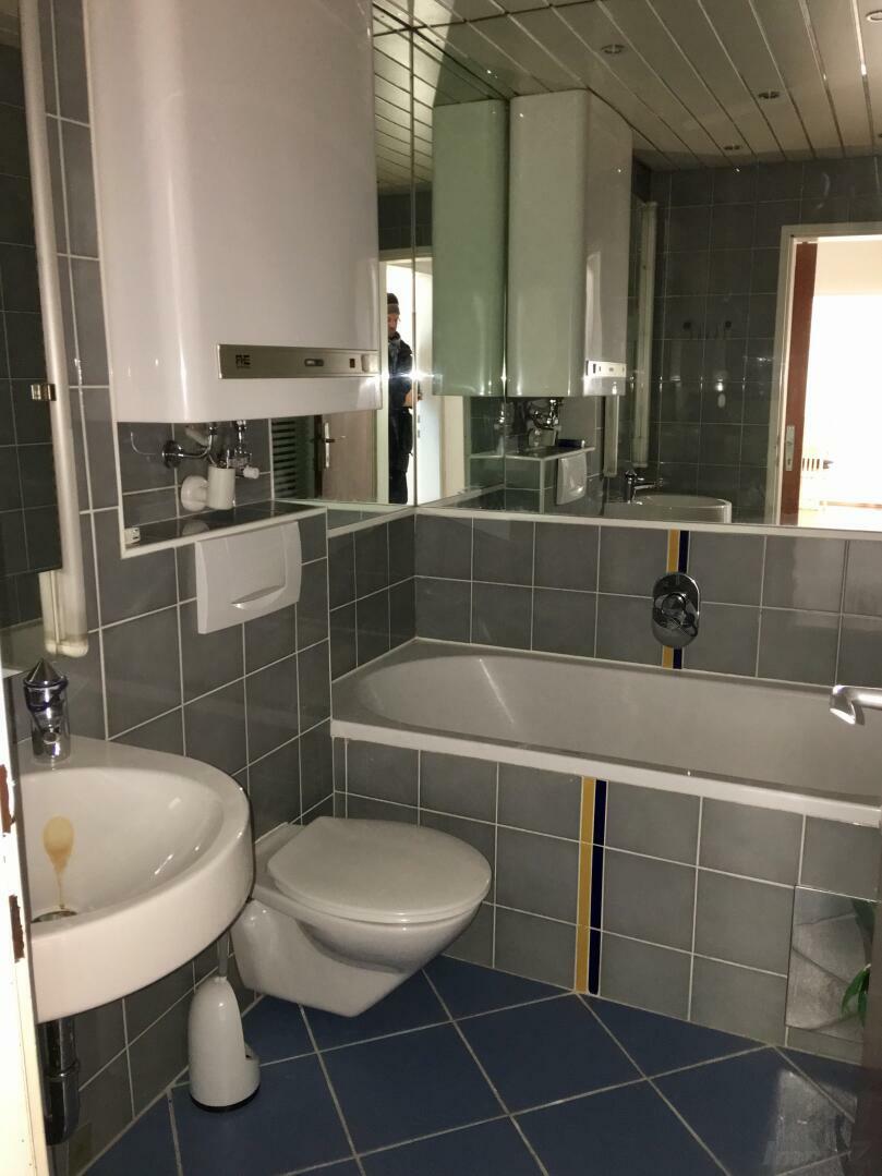 ins Badezimmer