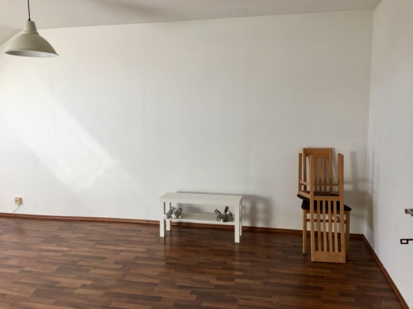 in den Wohnraum