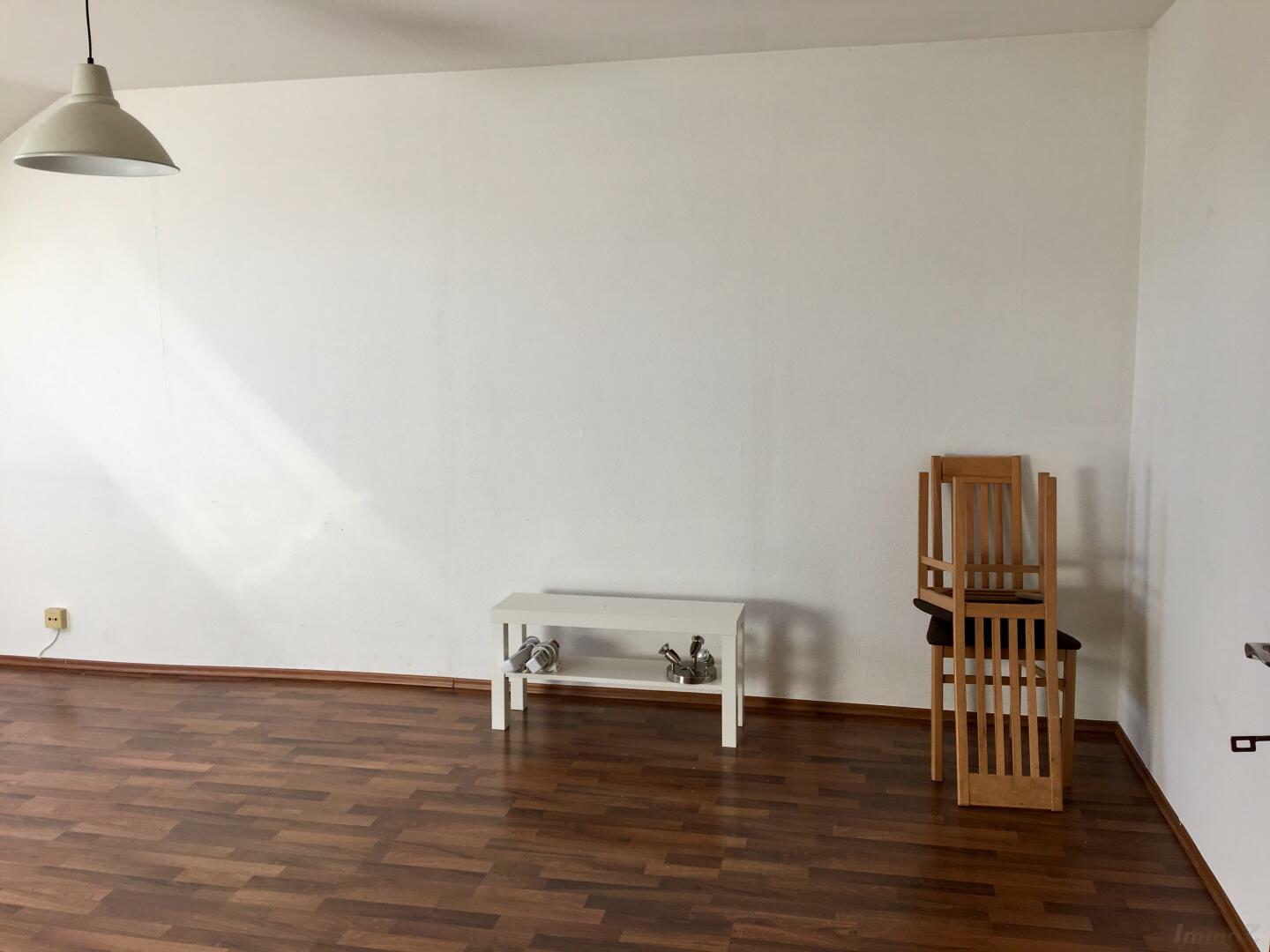 in den Wohnraum