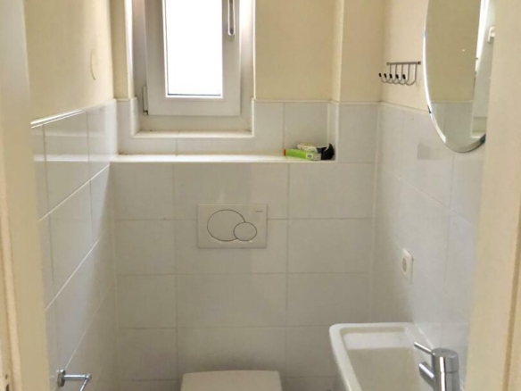 WC mit Waschbecken und Fenster