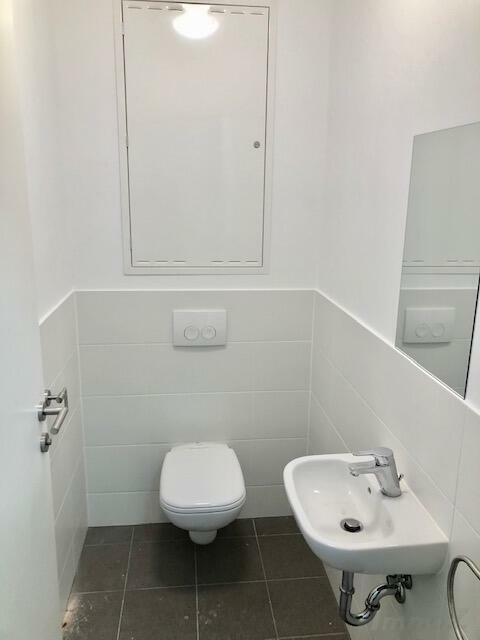 WC mit Waschbecken