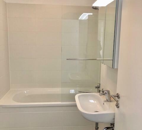 Bad mit Wanne (inkl. Duschwand) und Waschmaschinenanschluss