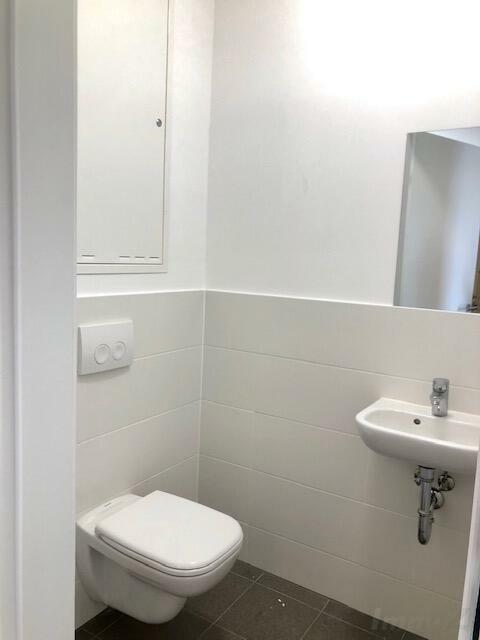 WC mit Handwaschbecken