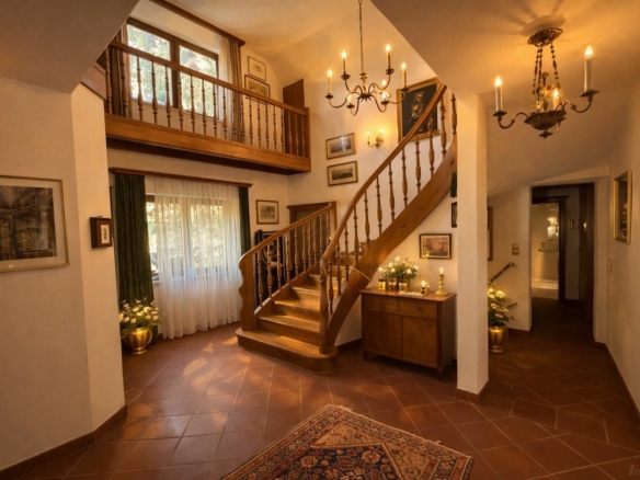 edles Treppenhaus mit Brass-Elementen