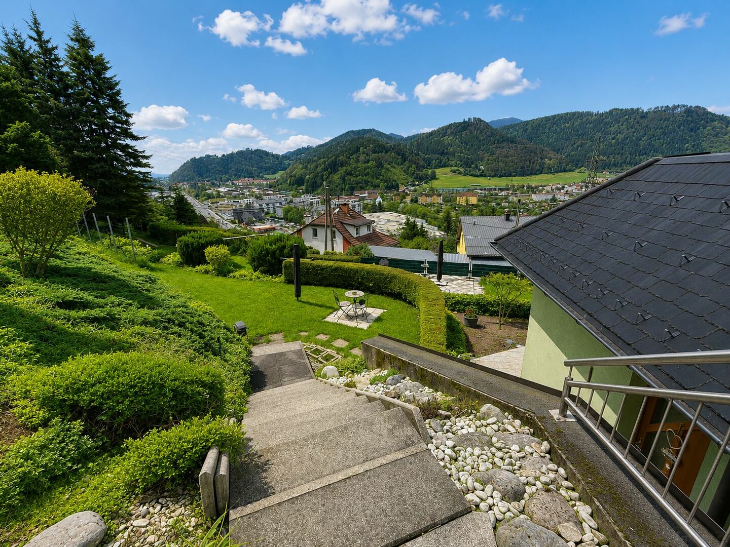 Blick auf Garten und Tal