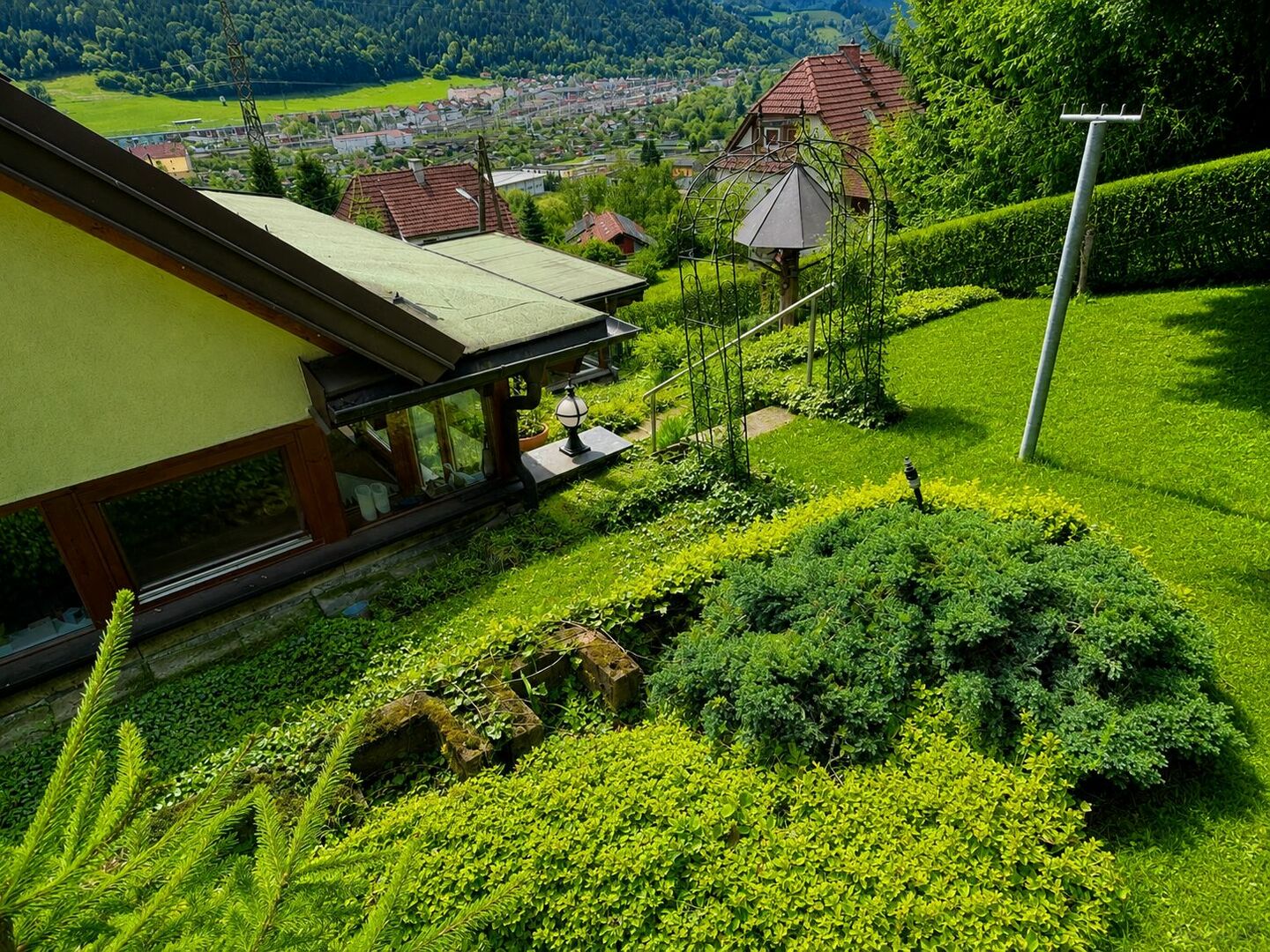 Garten mit Aussicht aufs Tal