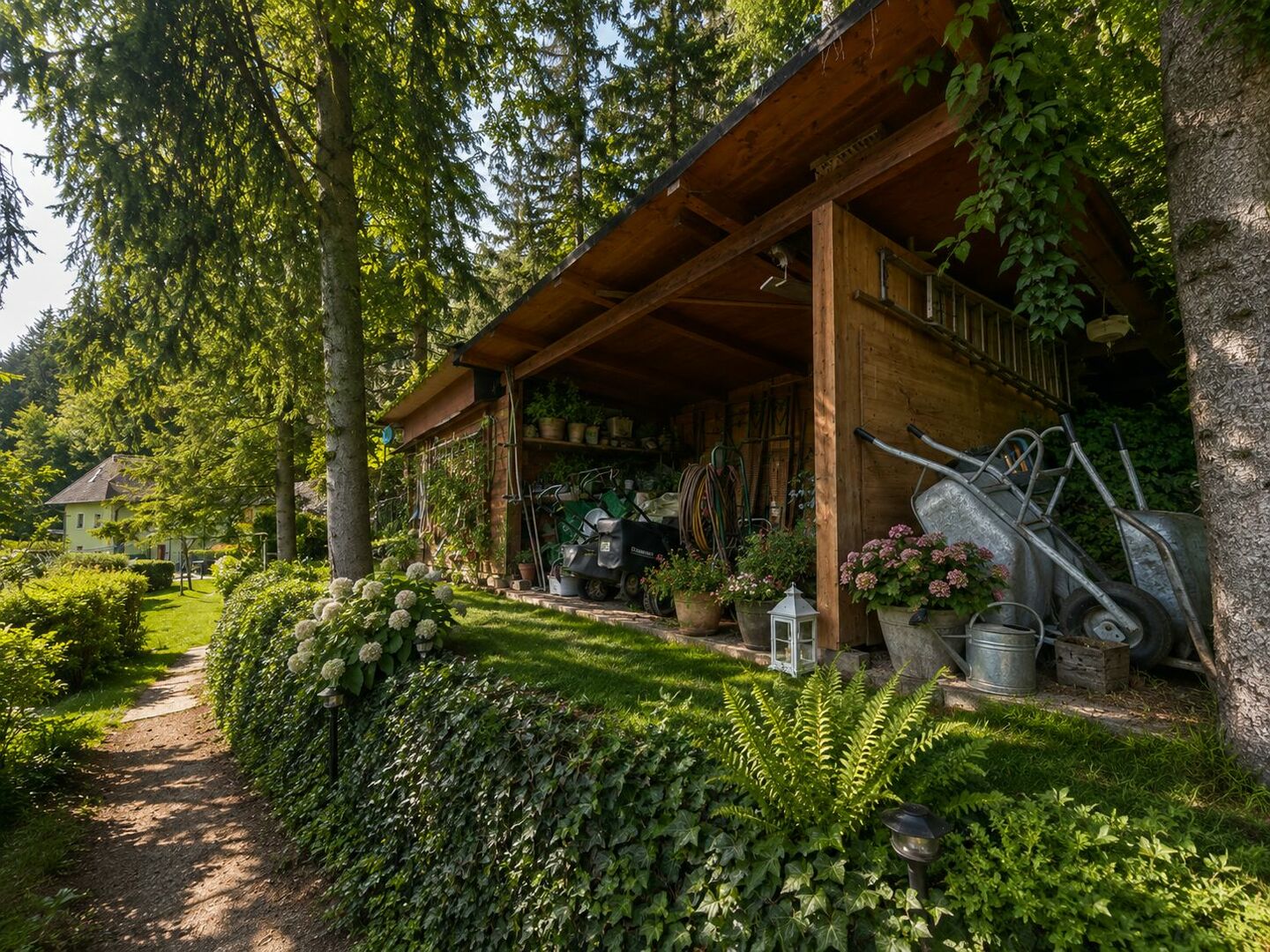 Garten mit Holzschuppen