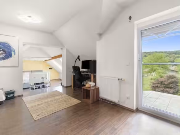 riesiges Zimmer mit Balkon
