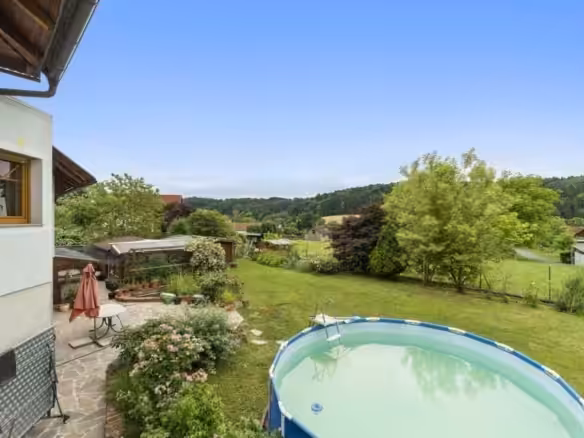 Teilansicht Terrasse und Garten