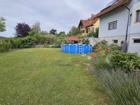 Teilansicht Garten und Haus