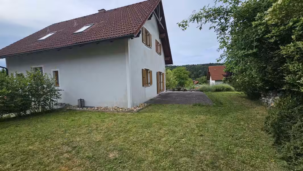 Nord-Ansicht Haus und Teilgarten