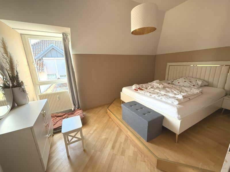 Schlafzimmer mit Podest