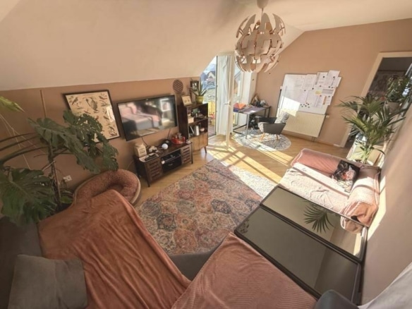 geräumiges Wohnzimmer