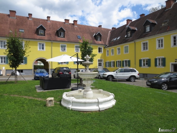 Foto Hofansicht Mitte mit Springbrunnen