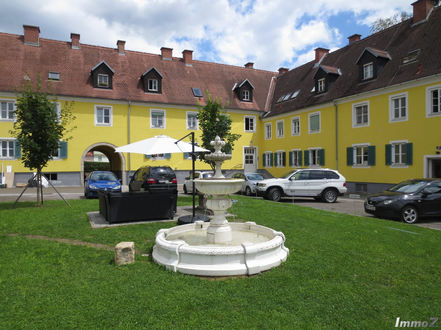 Foto Hofansicht Mitte mit Springbrunnen