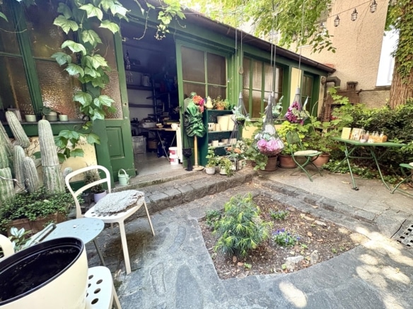 Gartenlager mit Terrasse