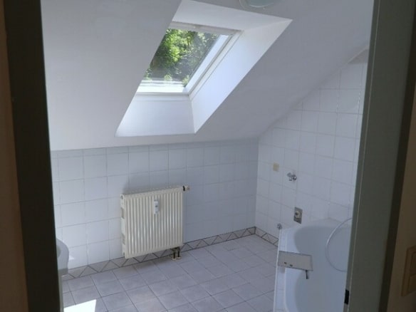 Bad mit Fenster und Eckbadewanne