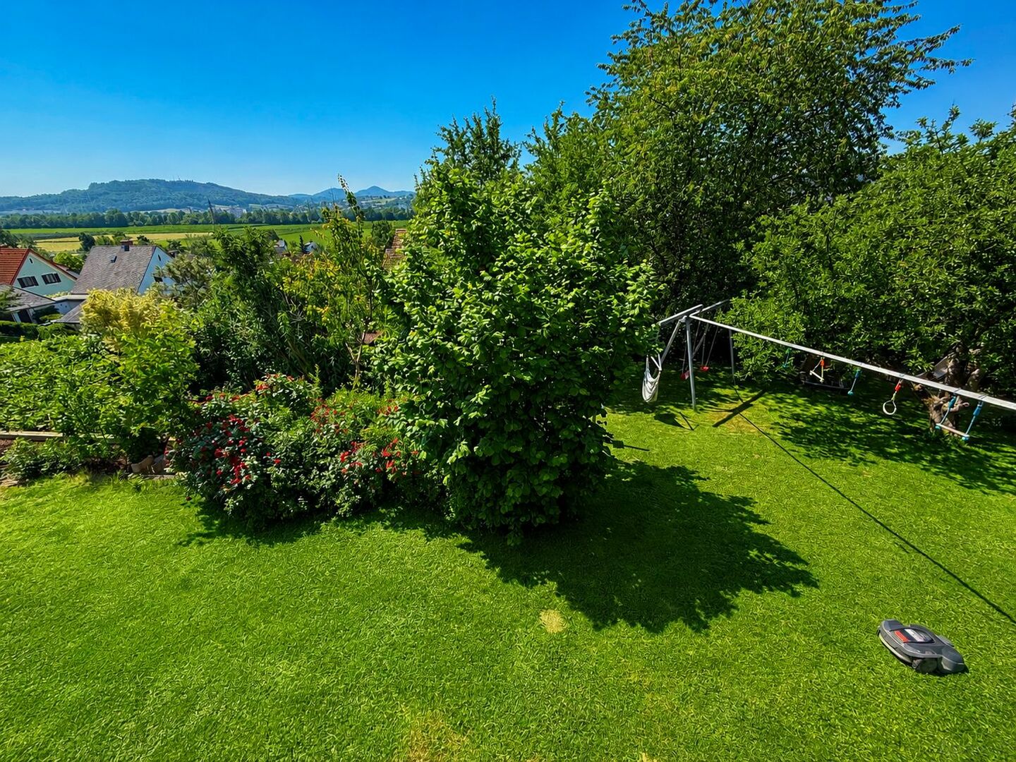 Blick in den Garten von der Terrasse