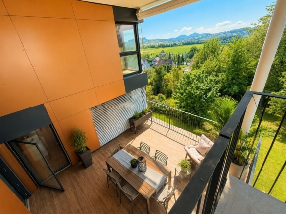 Blick von der oberen Terrasse auf die untere Terrasse