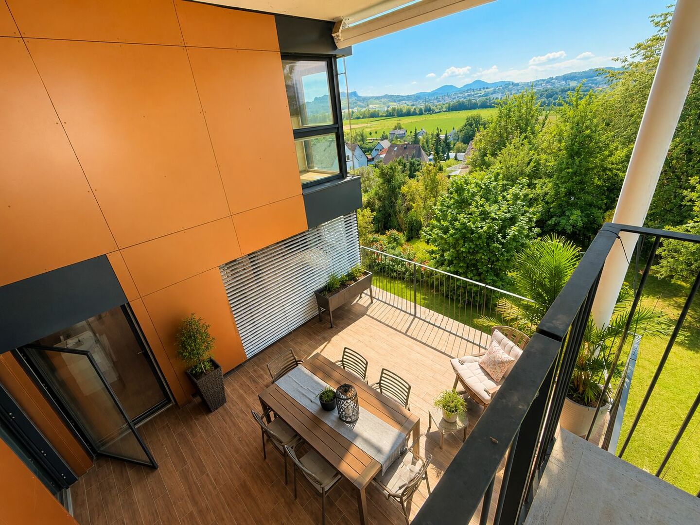 Blick von der oberen Terrasse auf die untere Terrasse
