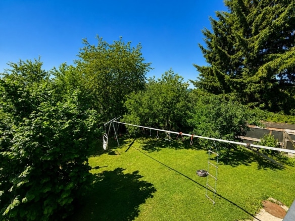 eigener Garten mit Spielgeräten