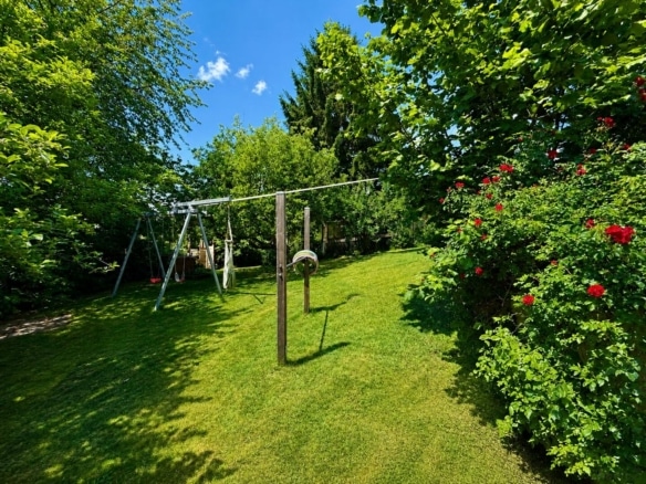 Garten mit Kinderschaukel