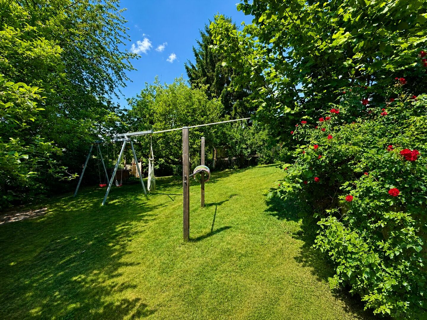 Garten mit Kinderschaukel