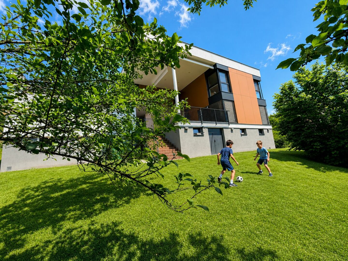 Gartenperspektive mit Fußballkinder