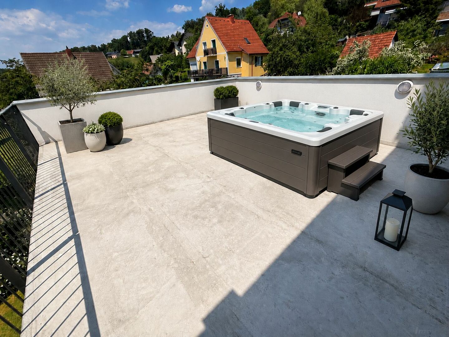obere Terrasse mit Anschluss für Jaccuzzi mit Grünblick
