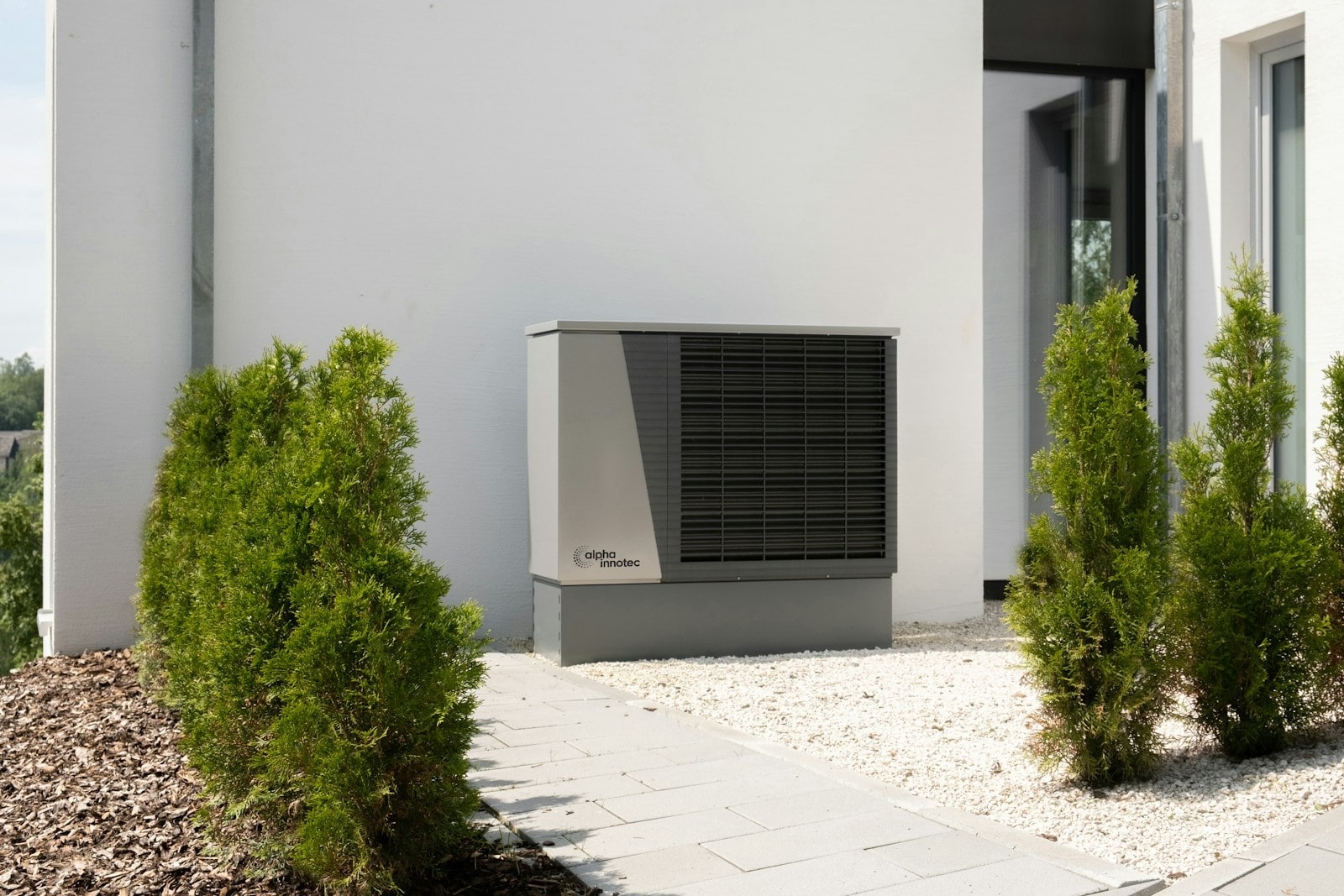 Wärmepumpe a air conditioner sitting on the side of a building