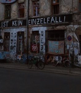 wohnungen an old building with graffiti all over it