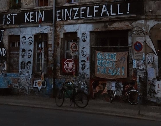 wohnungen an old building with graffiti all over it