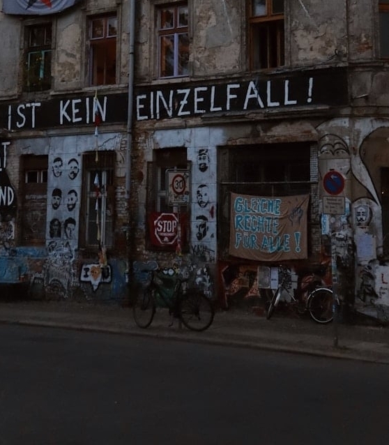wohnungen an old building with graffiti all over it