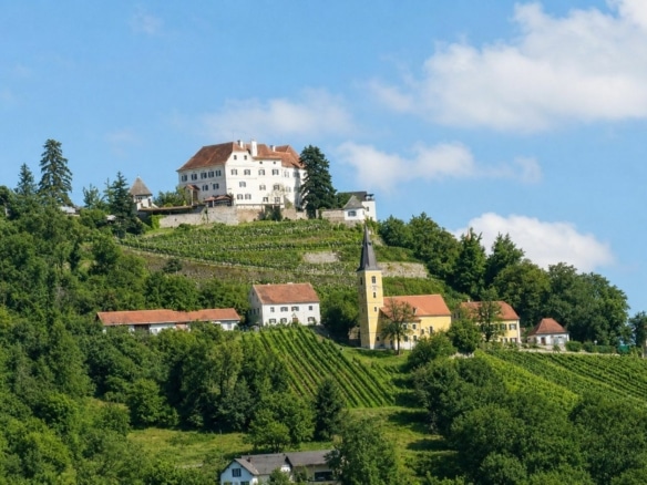 uneingeschränkter Blick zum Schloß