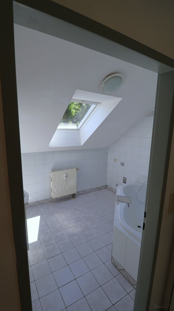 Bad mit Fenster und Eckbadewanne