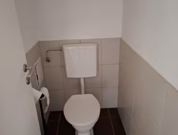 separates WC