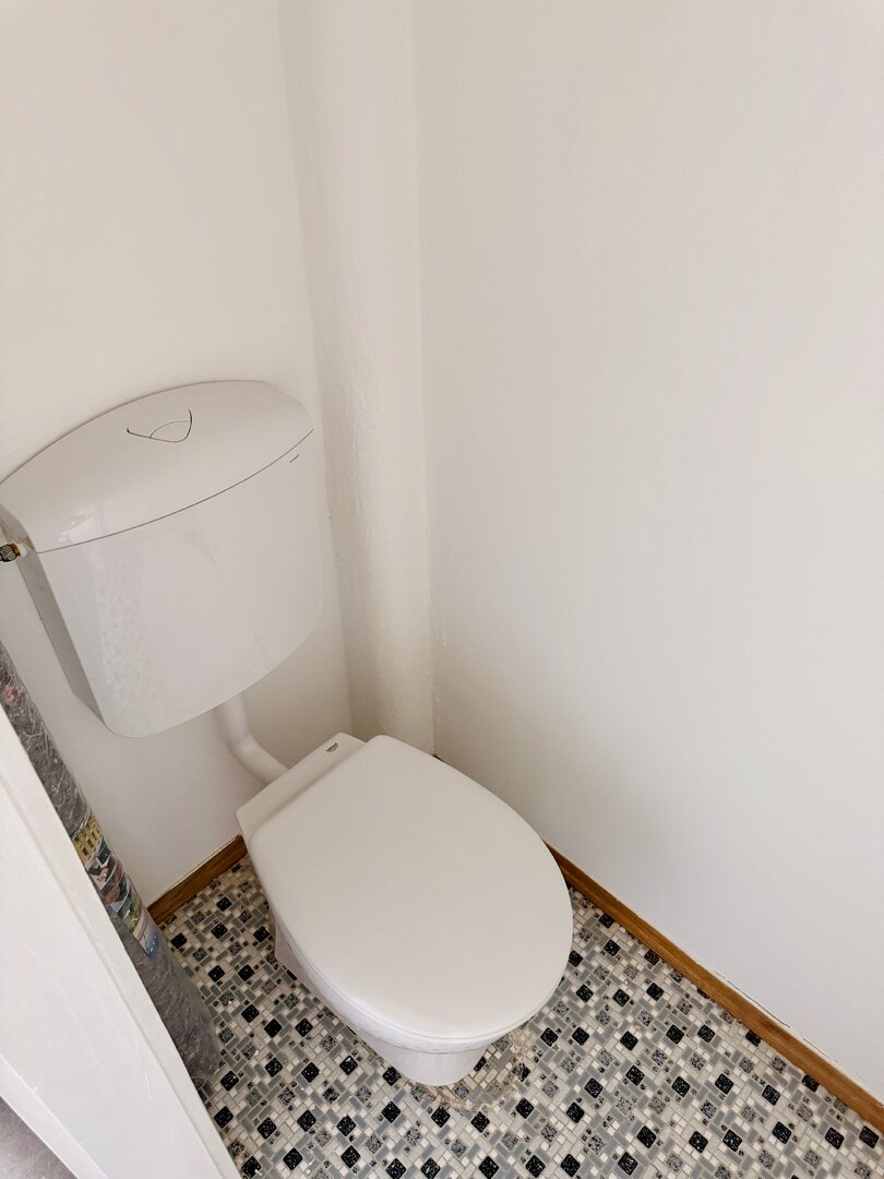separates WC