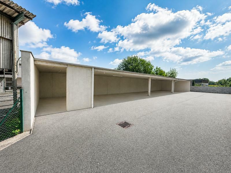 Carport gegenüber der Wohnung