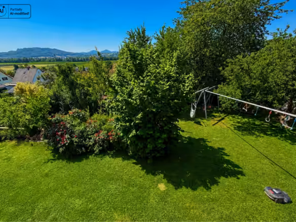 Blick in den Garten von der Terrasse 