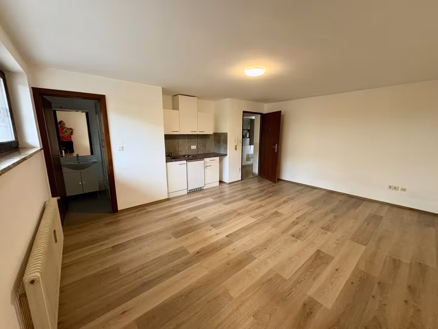 Zimmer mit offener Küche