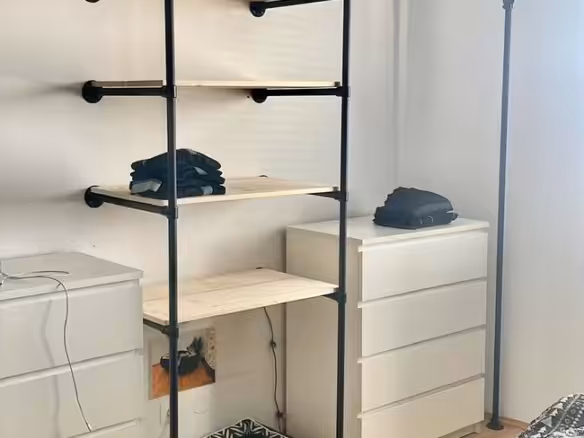 möblierte Variante der Vormieter... offener Schrank im SZ