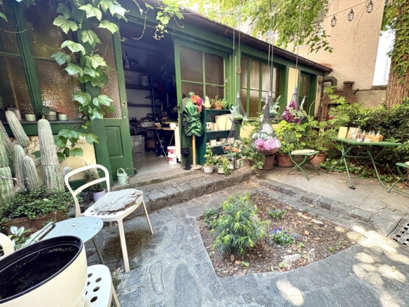 Gartenlager mit Terrasse