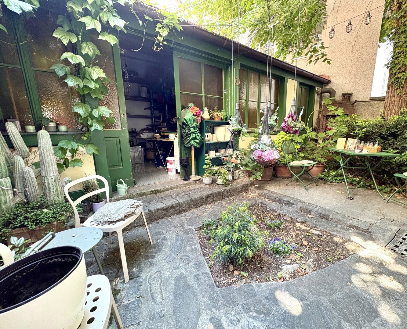 Gartenlager mit Terrasse