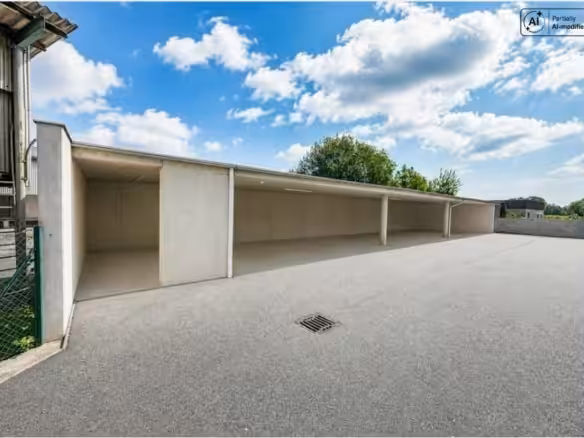Carport gegenüber von der Wohnung