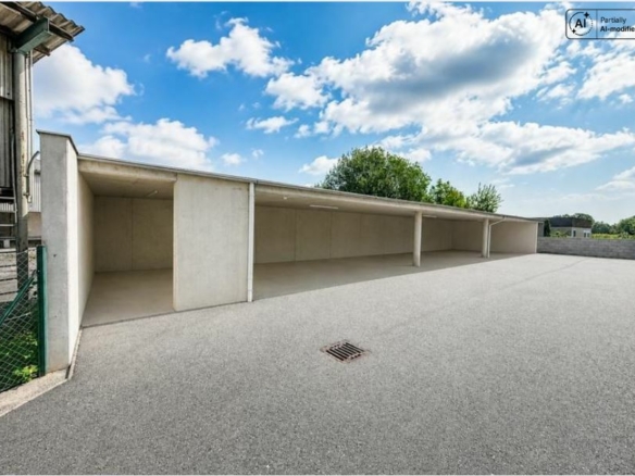 Carport gegenüber von der Wohnung